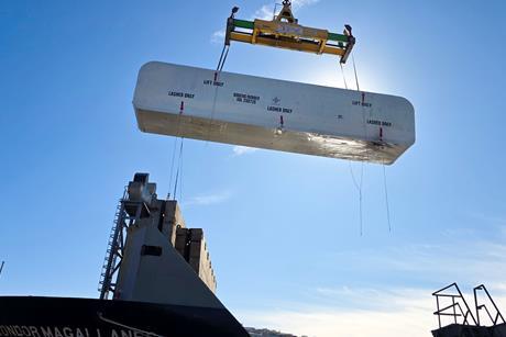 discharge_at_the_port_of_valparaiso_chile_1