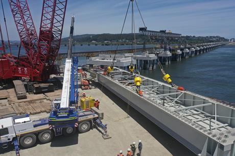 Enerpac SyncHoist used to reposition river bridge in Chile 1