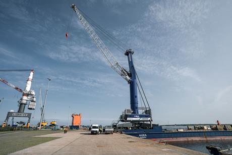 Liebherr LHM 550 strengthens heavy-lift operations of BLG LOGISTICS in Bremerhaven