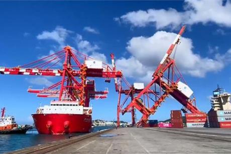 Bridge crane collapses at Keelung Port