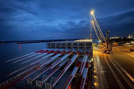 loading_of_wind_blades_at_the_port_of_brake_1