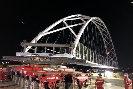 Mammoet installs world’s first S-curved bridge in Dallas