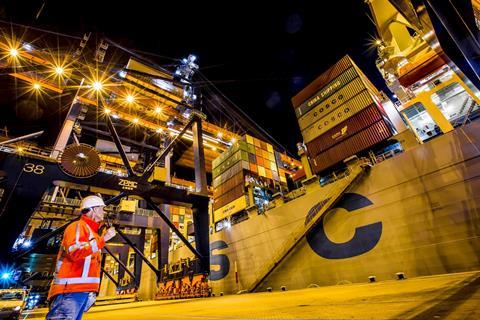 werknemer-portofoon-containerschip-havenbedrijf-rotterdam-eric-bakker-juni-2020