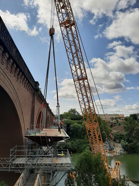 Sarens lifts pedestrian and cyclist path into place in France