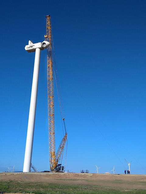 Sarens installed 14 wind turbines at the Astana wind farm in Kazakhstan during the pandemic.