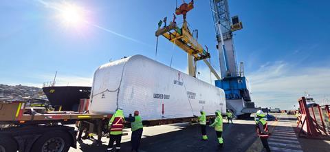 discharge_at_the_port_of_valparaiso_chile_2