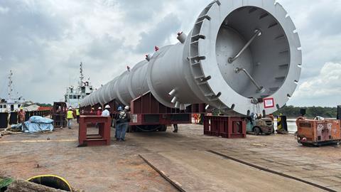 Megalift transports pair of pressure vessels