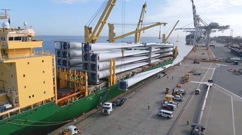 A-Class-AAL-Hong-Kong-Discharging-in-Brisbane-7