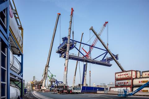 BKL deploys quintet of cranes to assemble gantry crane 2