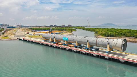 deugro_maneuvering_of_the_c3_tower_on_the_construction_jetty_2