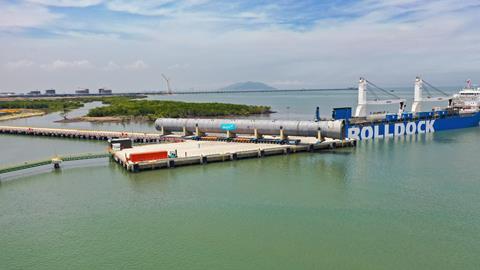 deugro_maneuvering_of_the_c3_tower_on_the_construction_jetty_1