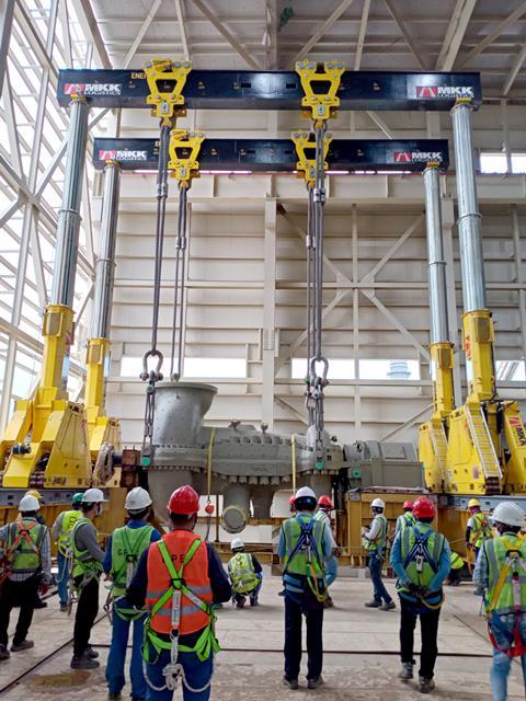 Enerpac - MKK Logisitcs - HPIP turbine lifted to 14m mid-res