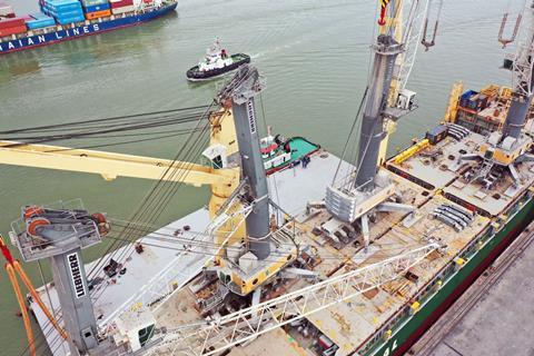 AAL-Melbourne-Discharging-4-Liebherr-cranes-in-Haiphong-from-Shuaiba-1 (1)