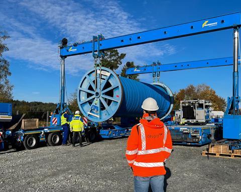 Cable drum reloading from a long to a short vehicle at one of the reloading locations_01