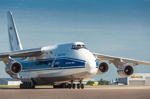 Satiellite monte à bord d'un avion Volga Dnepr