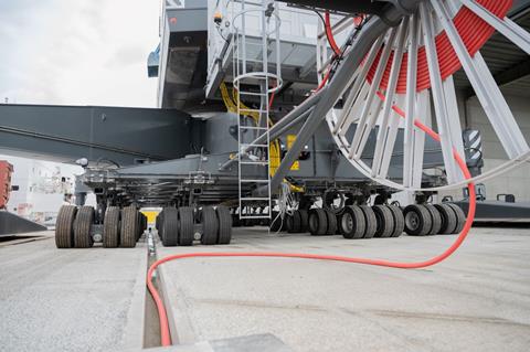 Mobile_harbour_crane_with_cable_drum_and_cable_duct_on_quayside