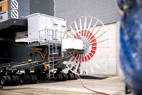 Cable_drum_on_the_rear_of_a_mobile_harbour_crane