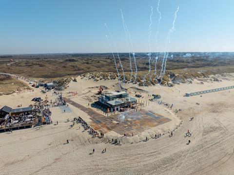 Mammoet moves beach pavillion may 2025