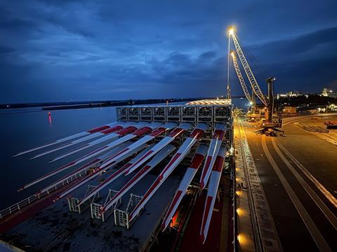 loading_of_wind_blades_at_the_port_of_brake_1