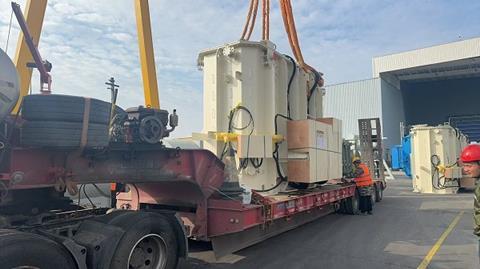 protranser 2. The operation process of loading cargo on trucks in the factory-2