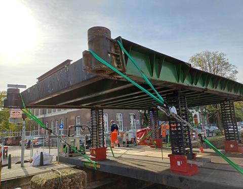 Hollandia restores bridge using Enerpac cube jacks